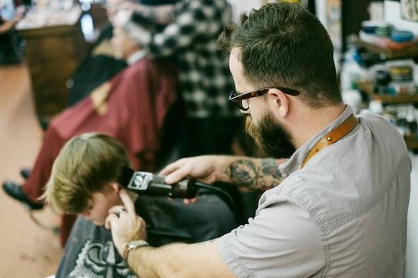 Comment choisir un salon de coiffure à Biarritz adapté aux besoins de vos enfants ?