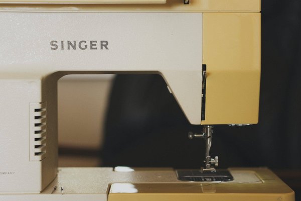 Comment réaliser un nettoyage complet d'une machine à coudre en suivant un tutoriel ?