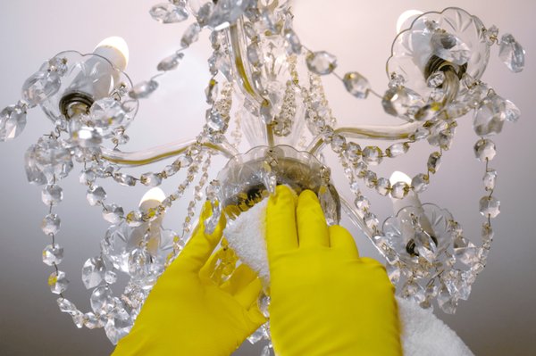 Comment nettoyer votre lustre en cristal efficacement : toutes les étapes